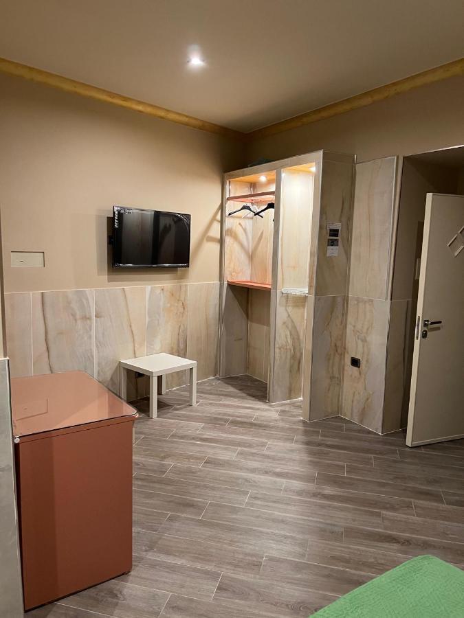 Iris Hotel *