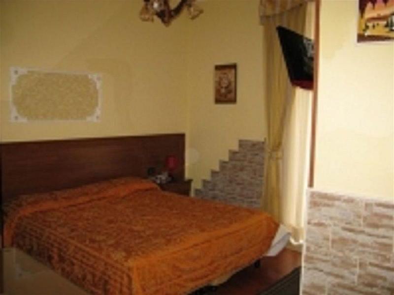 Iris Hotel *