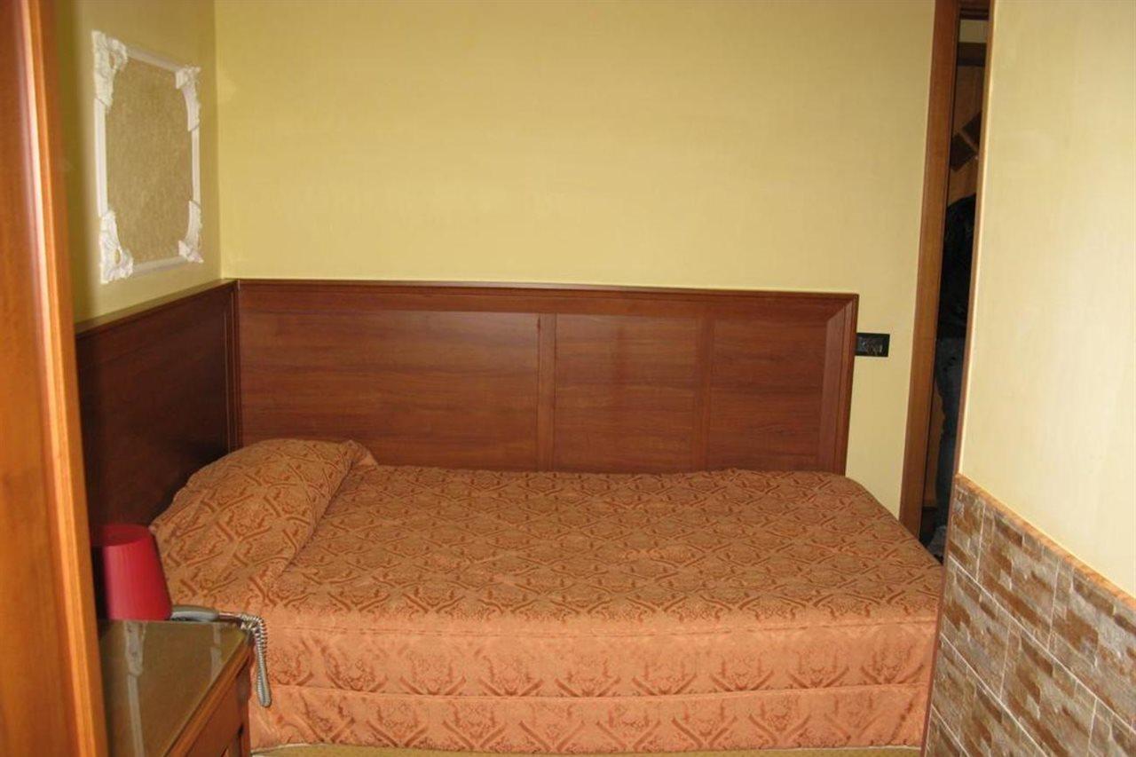 Iris Hotel *