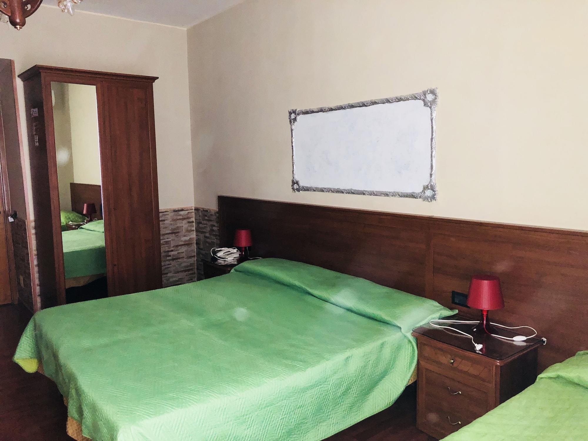 Iris Hotel *