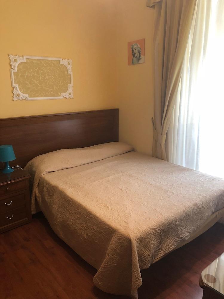 Iris Hotel