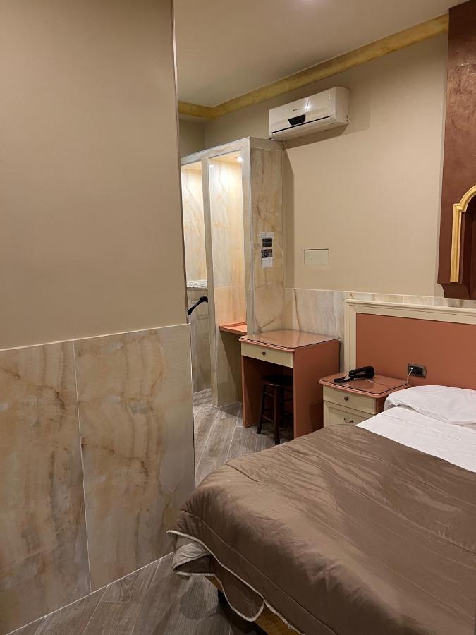 Iris Hotel *