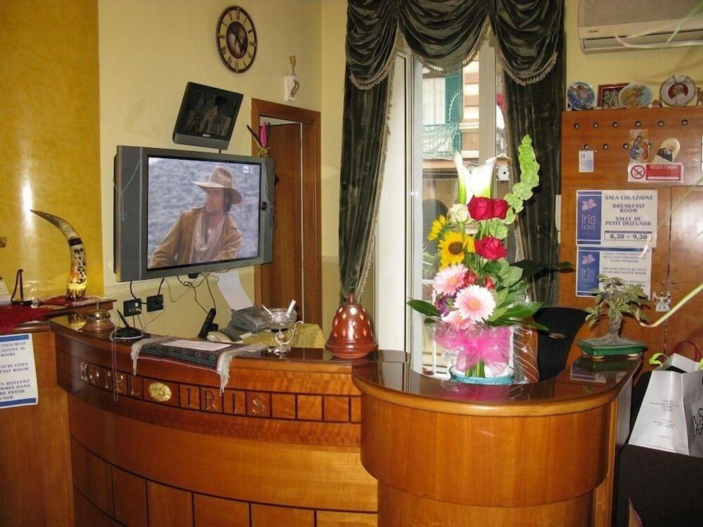 Iris Hotel *