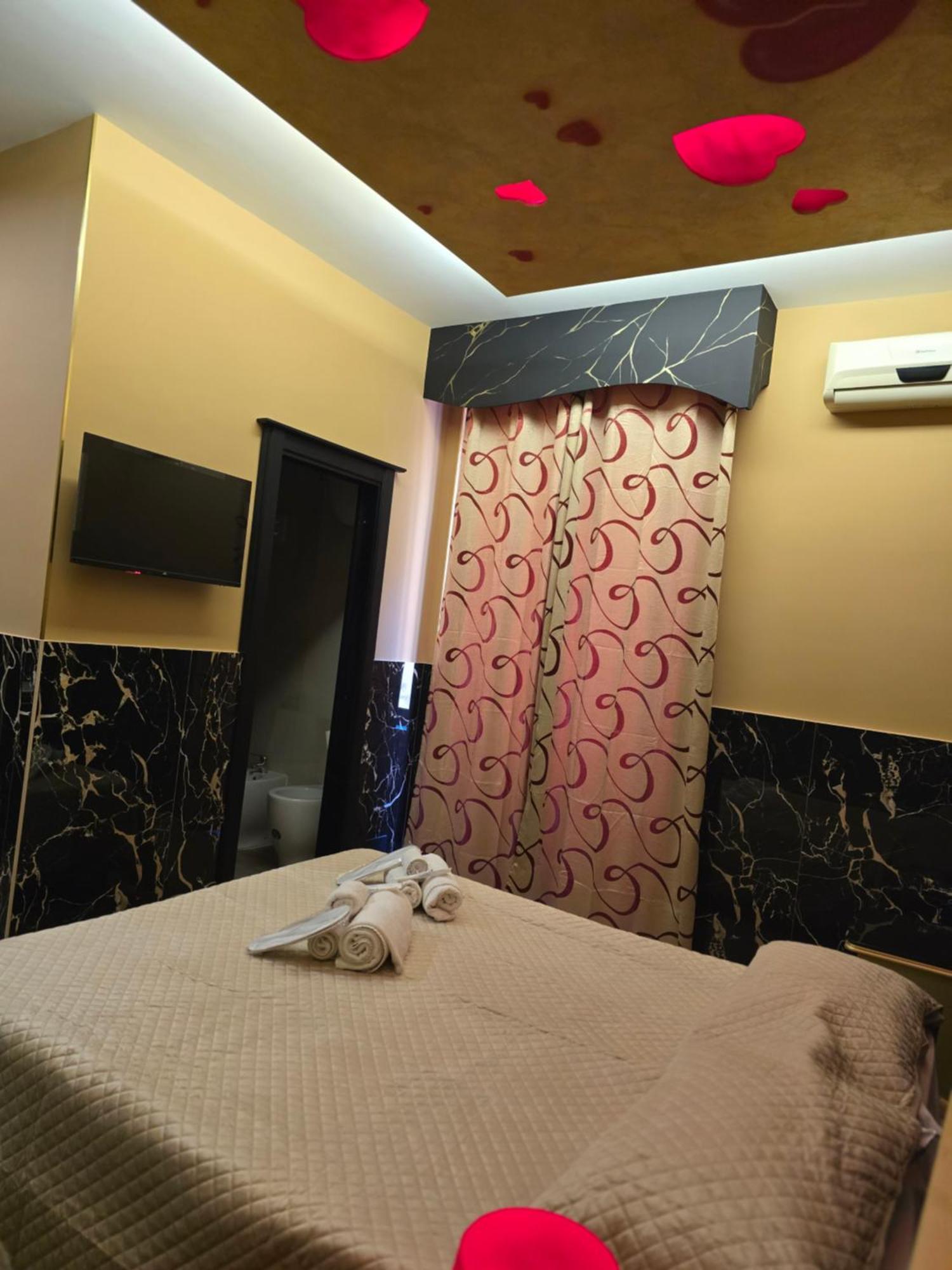 Iris Hotel *